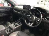 視線移動が少なくドライビングに専念できるコックピット。運転中に必要な「走行情報」とそれ以外の「便利・快適情報」を明確に分けてあるので情報を得る時に迷いを少なくしています。