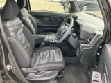 座り心地の良いシートは、長距離運転でも疲れを軽減します。運転に集中できる、快適な空間をご提供します。