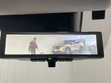 【インテリジェント ルームミラー】車両後方のカメラ映像をミラー面に映し出すので、車内の状況や、天候などに影響されずいつでもクリアな後方視界が得られます!