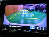 バックカメラの画像です。ガイドラインがスムースな車庫入れをサポートいたします。車庫入れの安心感がアップしますね。