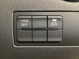 運転席脇のクラスタースイッチ部分にはi-stopOFF、その他走行系スイッチを集中配置しております。