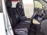女性でも運転がしやすいように、シートの高さ調整機能(シートリフター)がついています。運転席と助手席の間が空いている為、助手席側への移動がスムーズです。交通量の多い道でも助手席側から乗り降りができます。