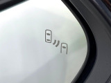 【ブラインドスポットモニター】走行中、ドアミラーの死角になりやすい箇所に後続車が接近するとサイドミラーのレンズに警告を表示!ドライバーに注意喚起をしてくれます。