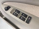 【電動格納ミラー】サイドミラーは電動格納式となっており、狭い駐車場でもキズがつくリスクを抑えられます。