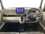 車内は光触媒抗菌消臭施工済です。インパネ周りはスタイリッシュなデザインで機能や装備も充実しています。グローブボックスやカップホルダーのほかにトレーなどたくさんの収納スペースが付いています。