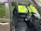 開放感のある室内空間が広がります。運転席からの視界も広く、運転操作もスムーズに行えます。快適なドライブを楽しめますね。