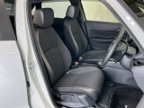 運転席は、大きな座面と包み込むような背もたれがドライバーの身体全体をしっかり支えます。上質なシート素材と座り心地のよいクッションを採用し、長時間の運転やコーナーの多い道も快適です。