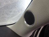 車内音響に合わせてチューニングされた専用スピーカーのBOSEシステム。奥行きのある澄んだ音と驚きの臨場感で、移動時間をプレミアムな音楽空間へと進化させます。
