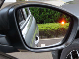 【ブラインドスポットモニター 】側方や後方の死角に他の車両など物体が入ってきた時ドアミラー上のアイコンが点灯し警告音で注意を喚起してくれます!