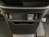 前席の左右別々のシートヒータースイッチが付いています。HiとLoの2段階で温度設定ができます。スイッチの間にはアクセサリーソケットがついており、移動中に充電もできるので便利です。