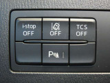 パーキングセンサーなど、周囲の安全確認を支える機能を手元に集約。i-stopやTCSの設定も簡単に切り替えられます。街乗りから長距離まで安心して運転を楽しめる嬉しい装備です。