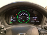 ハイブリット車専用のメーターです。中央のスピードメーターより左右のサブデスプレイで燃費や動力伝達などの情報が見れるようになっています。