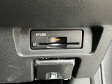 ETC車載器付きです♪高速道路をスイスイと通過!で、キャシュレス!クルマは料金所をノンストップで通過することができます☆