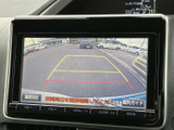 後方の状況を画面で確認できるので、狭い場所での駐車や車庫入れも安心です。安全な運転をサポートする頼もしい機能です。