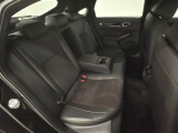 リアシートは足元も広く、長距離運転になってもゆったりとできるように、カップホルダー付きアームレストがついてます。