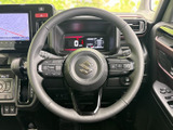 握りやすいステアリングは、運転の楽しさを高めます。操作性にも優れ、快適なドライビングを実現。手に馴染む形状で、長距離運転も疲れにくい。