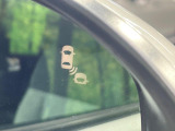 【ブラインドスポットインフォメーション】走行中、ドアミラーの死角になりやすい箇所に後続車が接近するとサイドミラー付近に警告を表示、ドライバーに注意喚起をしてくれます。