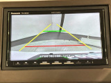 リバースギアに入れるだけで後方の表示へ切り替わります。夜間や雨の日の駐車も楽になりますよ。