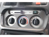 マニュアルエアコンのお車です!直感的な操作で車内の温度を調節することができます!