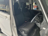 運転席まわりです。運転席からの視界が左右に広く隅々まではっきりと見渡せます!クルマの前端も把握しやすく安心して運転できます!