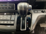 CVT車のセレクトレバーです。低速から高速まで、変速ショックのないスムーズな走りを実現するとともに、エンジン効率のよい領域を維持することで燃費にも貢献します。