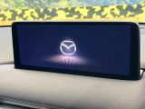 【10.25インチマツダコネクト】車内の雰囲気にマッチした大型ディスプレイ。スマホ接続でのナビ使用やBluetooth再生等、様々な機能が楽しめます。直感的なダイヤル操作が可能で、使い勝手も良好です。