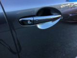 スマートキーを所持している状態でロックボタンを押すと、車両すべてのドアの解錠や施錠を行うことが出来ます。