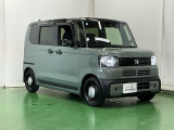 狭い駐車場でも、スライドドアならチャイルドシートへのお子さまの乗降や荷物の積載もスムーズ。とても便利な【両側電動スライドドア】ドアハンドを少し引くだけでリアドアが自動開閉します。