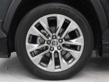 19インチアルミホイール(スーパークロームメタリック塗装)を装着しています。タイヤサイズ235/55R19