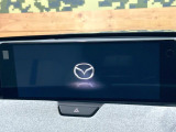 【12.3インチマツダコネクト】車内の雰囲気にマッチした大型ディスプレイ。スマホ接続でのナビ使用やBluetooth再生等、様々な機能が楽しめます。直感的なダイヤル操作が可能で、使い勝手も良好です。