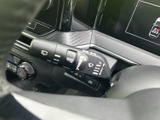 雨天時でもクリアな視界を確保するワイパーレバー。操作も簡単で、安全な運転をサポートします。視認性も確保されています。