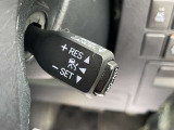 【レーダークルーズコントロール】前方の車両の距離を検知しながら速度を一定に保つ機能です。前方の車両の距離を感知して車間を保つ機能も備わっているので、高速道路の運転も楽々です!