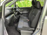 運転席に座れば、全てが手に届く感覚。直感的に操作できる配置で、快適なドライブをサポートします。