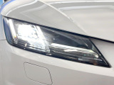 ●LEDヘッドライト:夜間走行時も良好な視界を確保し安心して運転できる高輝度LEDヘッドライトを装備!点灯速度が早く、消費電力も抑えられています。