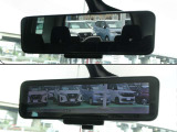 車両後方のカメラ映像をミラー面に映し出すインテリジェントルームミラー。同乗者や大きな荷物で後方が見えにくい場合でも、クリアな後方視界を確保できます。スイッチ一つで通常の鏡面ミラーにも切替可能です。