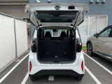 バックドアは大きく開きます。定員乗車時でも十分広いラゲッジスペースを確保しています