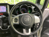 握りやすい形状のステアリングは、運転操作をサポートします。操作性にも優れており、快適なドライビングをサポートします。