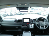 運転席回りも広々空間となっております♪