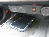 Qi規格対応スマートフォンのワイヤレス充電器装備です。お手軽に充電ができます