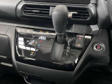 操作が簡単なシフトレバーですのでストレスなく運転が出来ますよ!