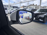 BSW(後側方車両検知警報)ブザーとともに、ブレーキを制御することで車両をもとの車線内に戻すような力を短時間発生させ、車両との接触を回避するようドライバーのステアリング操作をアシストします。