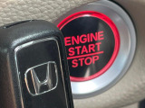 【Hondaスマートキー】カバンやポケットに入れたままでもドアの施錠・解錠が可能なスマートキーを装備。エンジンのオン・オフ時もカギを取り出す必要が無いからとっても便利です♪
