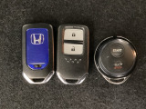 スマートキーを装備しています。鍵を差し込むことなくドアロックの開け閉めと、スタートボタン操作でのエンジンスタートができます。加えて、純正リモコンエンジンスターター用の操作キーもついています。