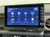 HondaCONNECT対応の便利なナビディスプレー。お持ちのスマートフォンと連携して、ナビやBluetoothでの音楽再生が可能です。デザインはもちろん、操作性も良好です。