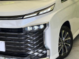 【LEDヘッドライト】悪天候や夜間走行時も良好な視界を確保し安心して運転できる高輝度LEDヘッドライトを装備!点灯速度が早く、消費電力も抑えられています。