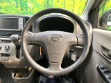 インテリアに合わせたデザインのステアリングは、運転される方のことも考え、運転しやすい形状、大きさです。是非一度、実際に触ってお確かめください。