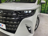 【LEDヘッドライト】悪天候や夜間走行時も良好な視界を確保し安心して運転できる高輝度LEDヘッドライトを装備!点灯速度が早く、消費電力も抑えられています。