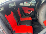 メルセデスのシートは少し硬めになっております。長時間の運転の際、適度な反発があることでお尻や腰の負担を減らす効果が御座います。