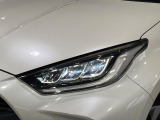 【LEDヘッドライト】悪天候や夜間走行時も良好な視界を確保し安心して運転できる高輝度LEDヘッドライトを装備!点灯速度が早く、消費電力も抑えられています。