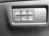運転席周りには、360&deg;ビューモニター切替や各種安全機能のオフスイッチを集約。さらにシートメモリー機能やパワーリアゲート開閉ボタンも備え、ドライバーの操作性と安心感をサポートします。